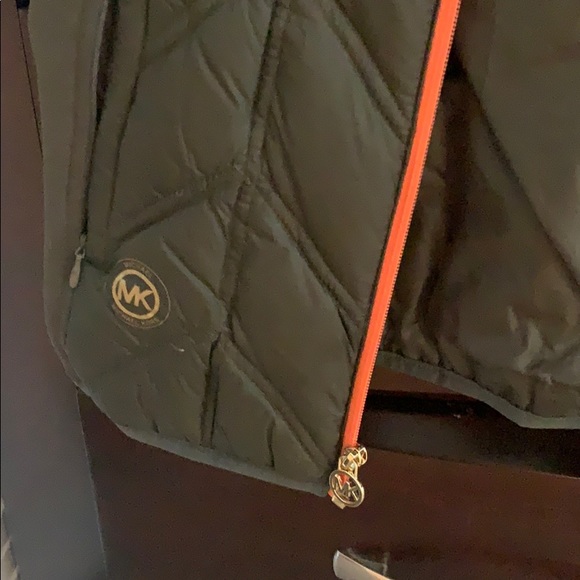 Michael Kors down vest perfect for Fall 🍁 - Picture 3 of 3
